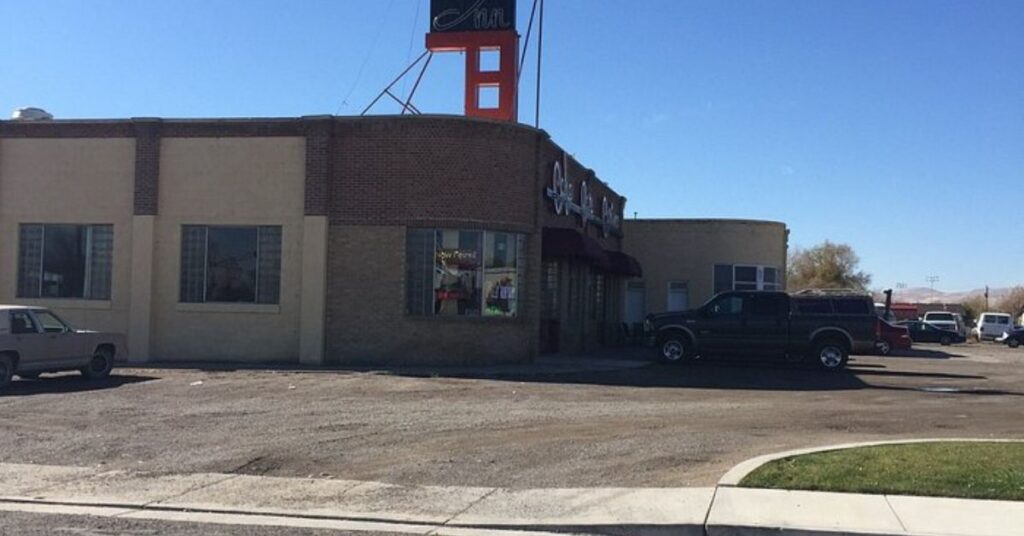 Things to Do in Carlin Nevada at The Peacock Lounge